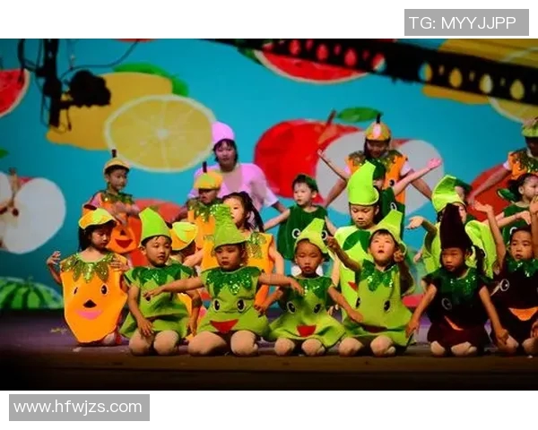 足球明星与萌娃的温馨时刻共同见证梦想与成长的美好瞬间