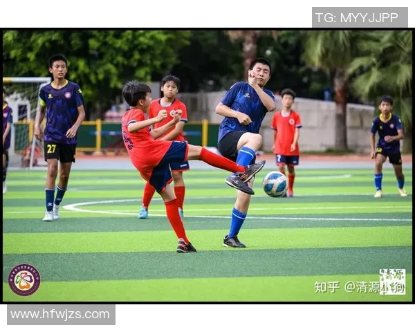 足球明星亲自带孩子训练传授技巧与热爱足球的精神