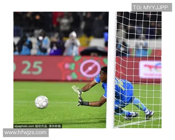 足球明星在孤立无援的情况下精准射门展现超凡技术与心理素质