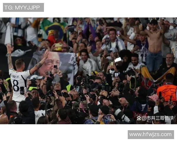 足球明星因伤病晕倒现场视频曝光引发球迷热议与担忧