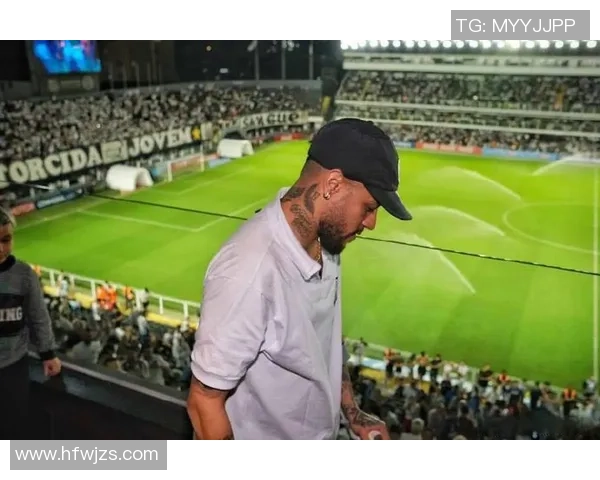 足球明星意外受伤拄拐杖现身街头引发球迷关心与热议