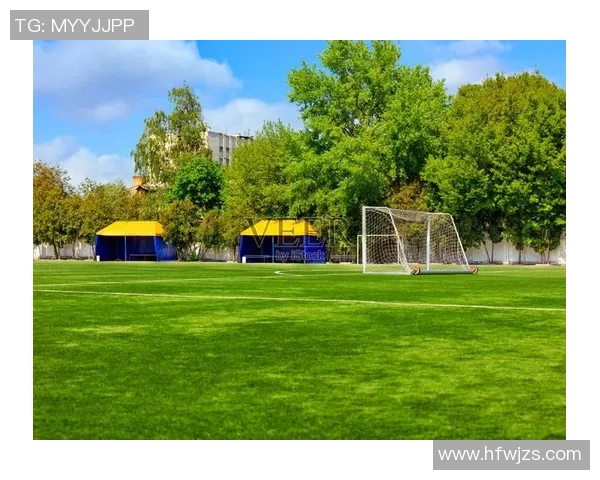 足球明星携手搭建帐篷展现团结精神与友谊的温暖瞬间